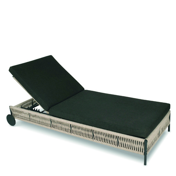Cosmo Liege, Gestell: Aluminium anthrazit matt Strukturlack, Sitzfläche: fm-flat rope linen, Kissen Sitz und Rücken charcoal