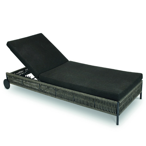 Cosmo Liege, Gestell: Aluminium anthrazit matt Strukturlack, Sitzfläche: fm-flat rope anthrazit, Kissen Sitz und Rücken charcoal