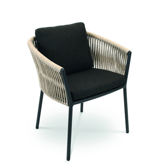 Cosmo Sessel, Gestell: Aluminium anthrazit matt Strukturlack, Sitzfläche: fm-flat rope linen, Kissen Sitz und Rücken shadow