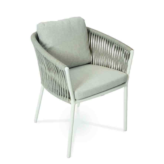 Cosmo Sessel, Gestell: Aluminium weiß matt Strukturlack, Sitzfläche: fm-flat rope hellgrau, Kissen Sitz und Rücken pebble