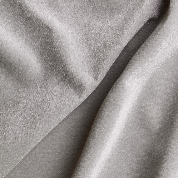 Cosmo Sessel, Gestell: Aluminium weiß matt Strukturlack, Sitzfläche: fm-flat rope hellgrau, Kissen Sitz und Rücken aus Outdoor – Stoffen 60548-170 Velvet Cloud