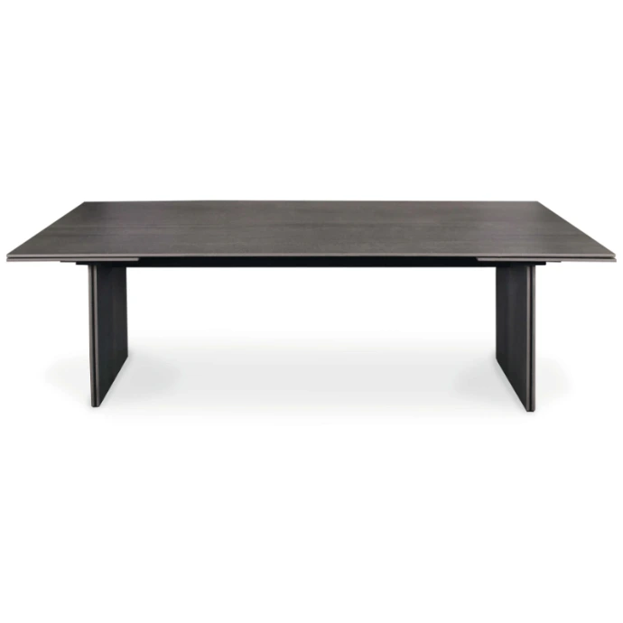 Doppio Tisch von Fischer Möbel – rechteckiger Outdoor Esstisch mit klarer, architektonischer Form und markanten Wangenfüßen, modern und hochwertig gestaltet