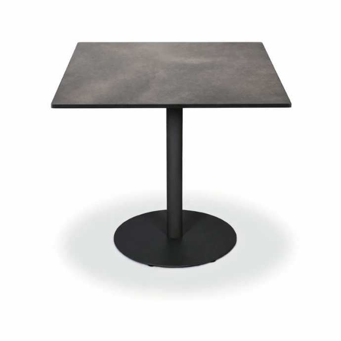 Luis Low Dining Tisch von Fischer Möbel – kompakter Outdoor Tisch mit zentralem Säulenfuß und runder Bodenplatte, ideal für niedrige Sitzgruppen im Außenbereich