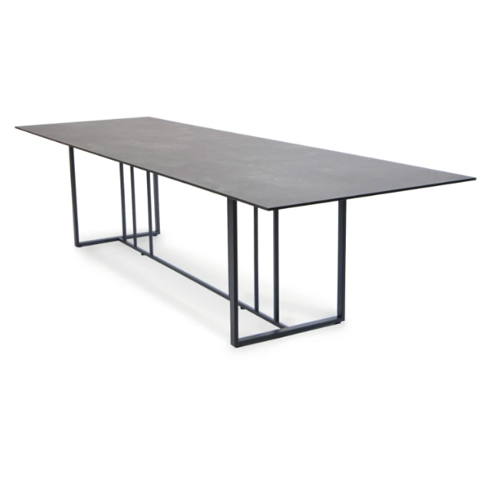 Suite Tisch von Fischer Möbel – großzügiger rechteckiger Outdoor Esstisch mit schlankem, minimalistischem Metallgestell und eleganter Tischplatte in moderner Optik