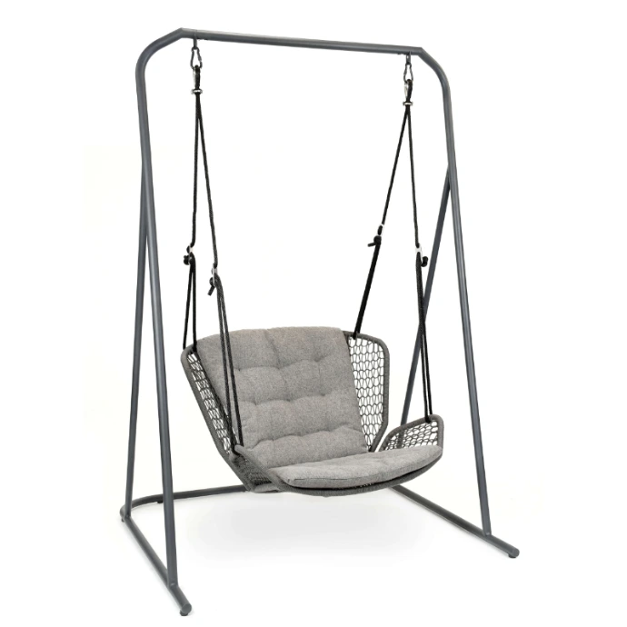 Wing Light Relax Hängesessel mit Gestell von Fischer Möbel – freistehender Outdoor Hängesessel mit geflochtener Sitzfläche und gepolstertem Kissen für Garten und Terrasse