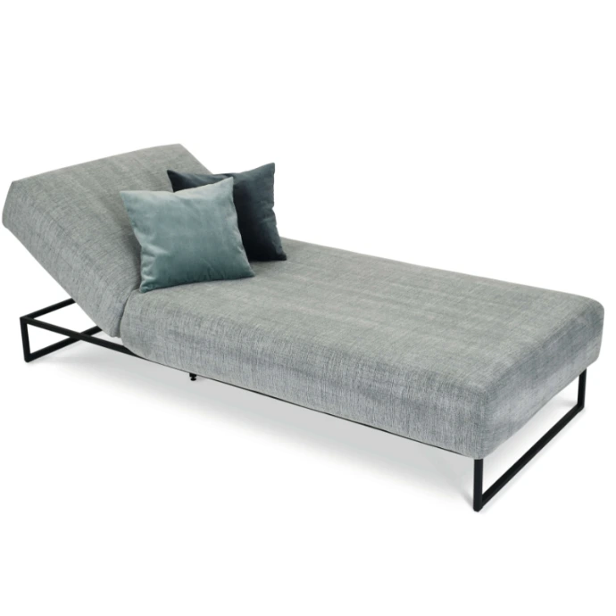 Flora Sonnenliege von Fischer Möbel – komfortable Outdoor Liege mit großzügiger Polsterung und klarer, moderner Form für Garten und Terrasse