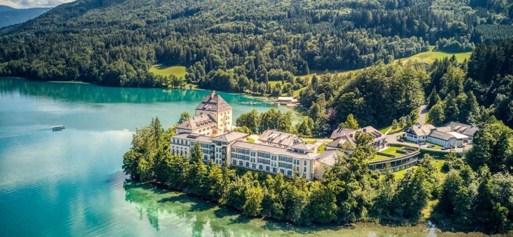 Rosewood Schloss Fuschl am See in Österreich als Hotelprojekt mit Outdoor Möbeln von Fischer Möbel