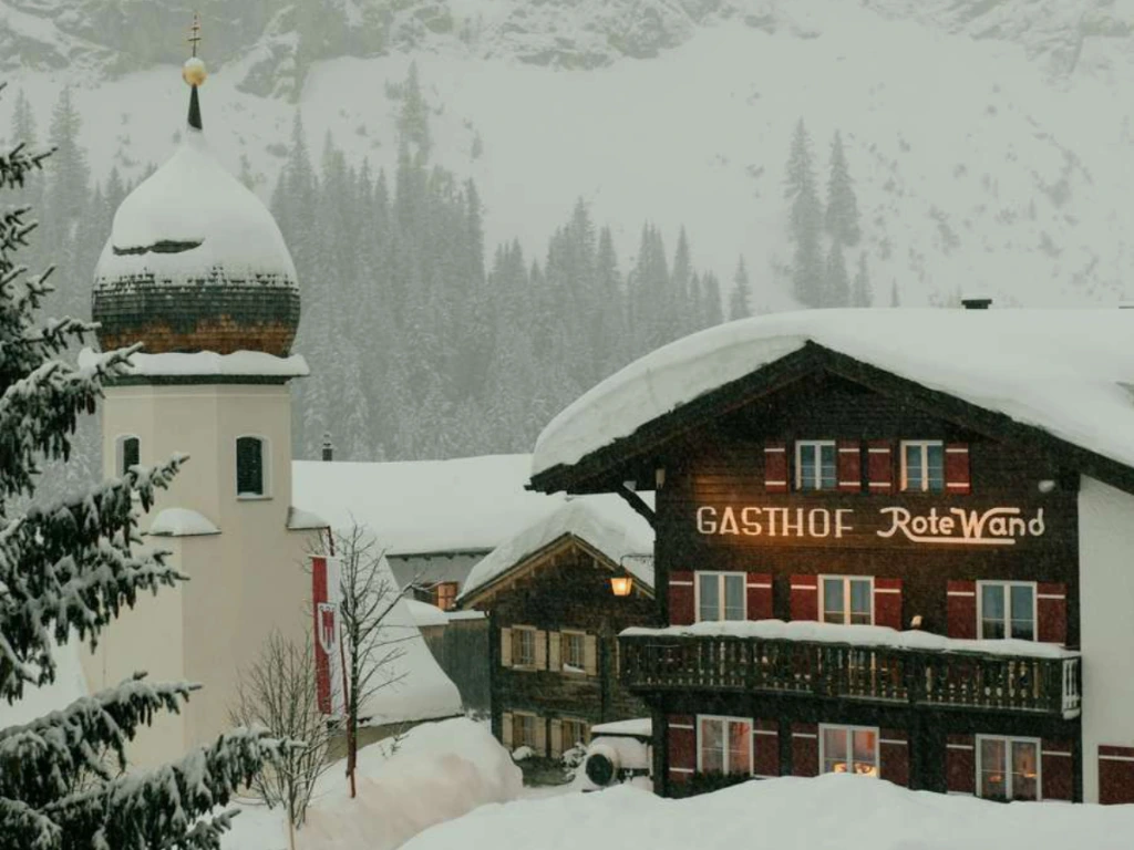 Hotel Rote Wand in Lech am Arlberg, Österreich als alpines Hotelprojekt mit Outdoor Möbeln von Fischer Möbel