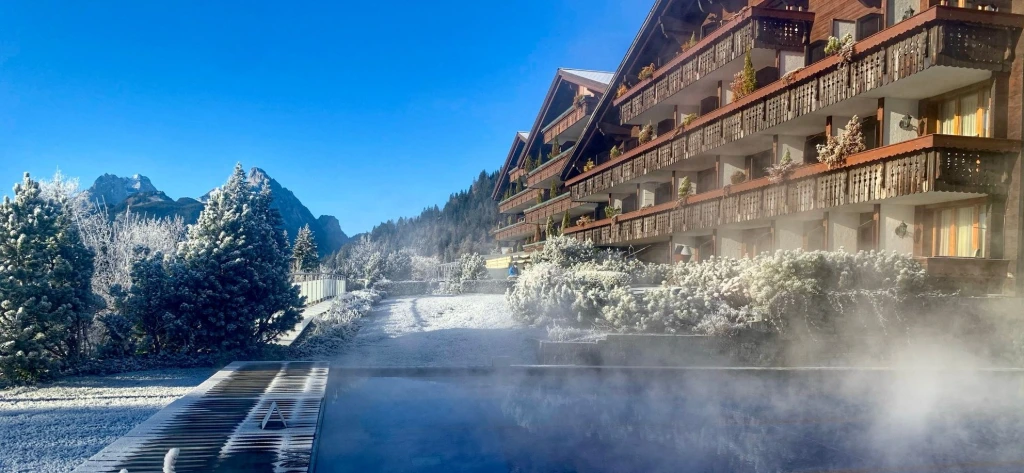 ERMITAGE Wellness- &amp; Spa-Hotel in Schönried, Schweiz mit Outdoor-Bereichen ausgestattet mit Möbeln von Fischer Möbel