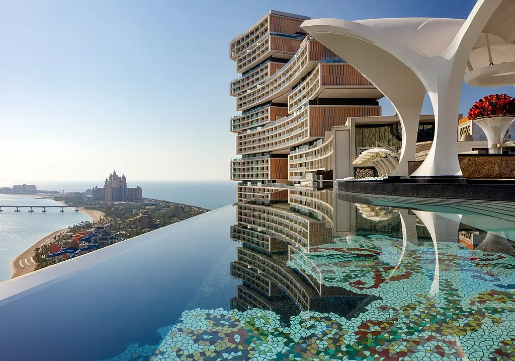 Dachterrasse mit Infinity Pool in Dubai, ausgestattet mit Outdoormöbeln von Fischer Möbel