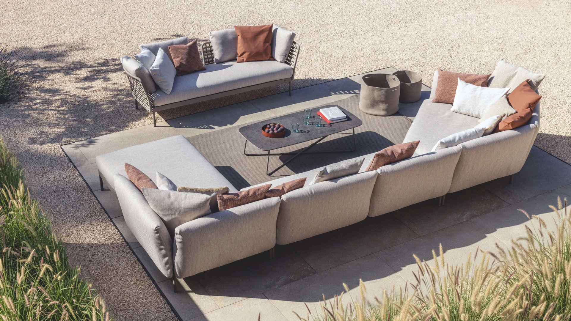 Luxuriöse Kairos Lounge-Gruppe von Fischer Möbel in einer modernen Gartenanlage. Elegante Outdoor-Sofas mit filigranem Gestell für exklusives Wohnen im Freien.