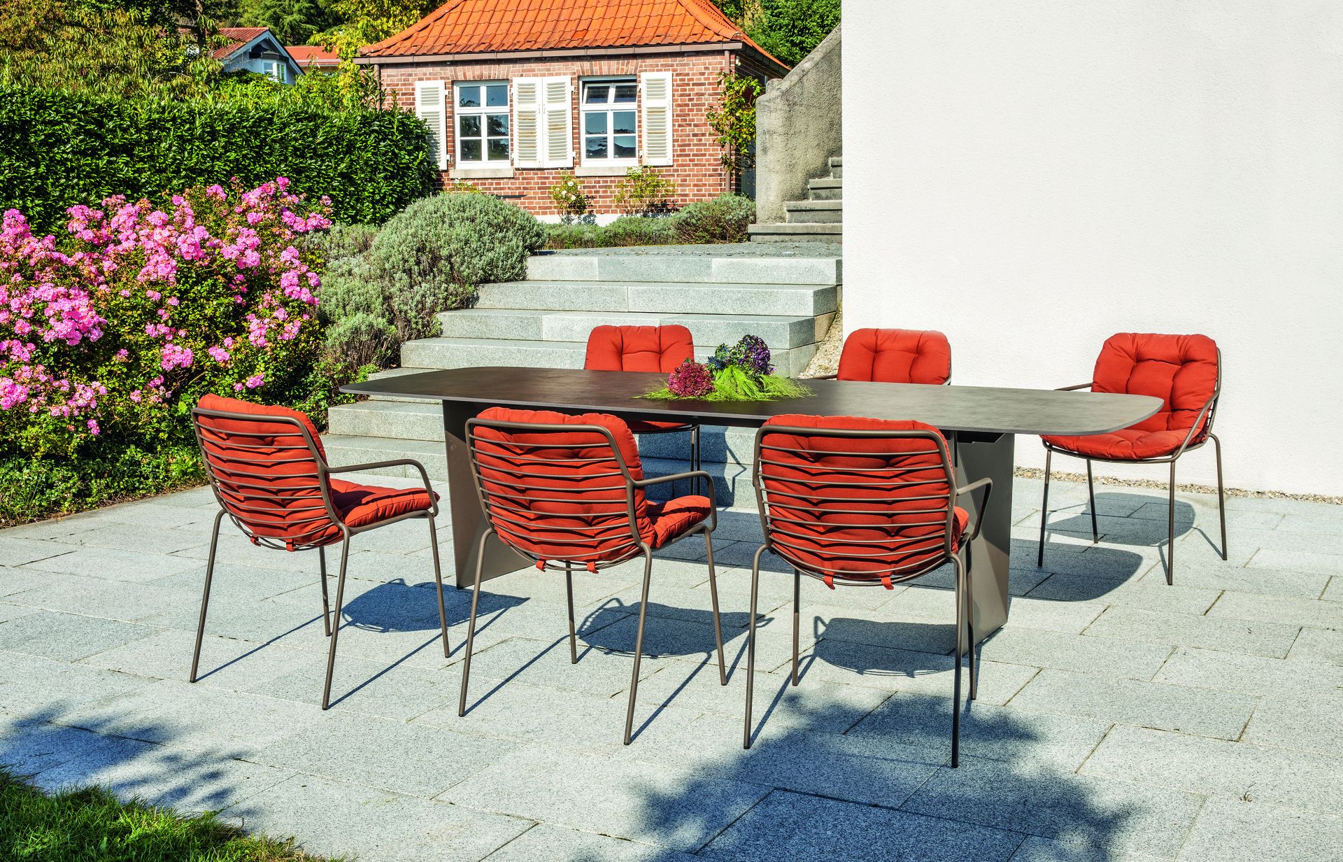 Claris &amp; Tierra Kollektion – Fischer Möbel Outdoor-Essgruppe mit ergonomischen Sesseln und wetterfestem Design-Tisch.