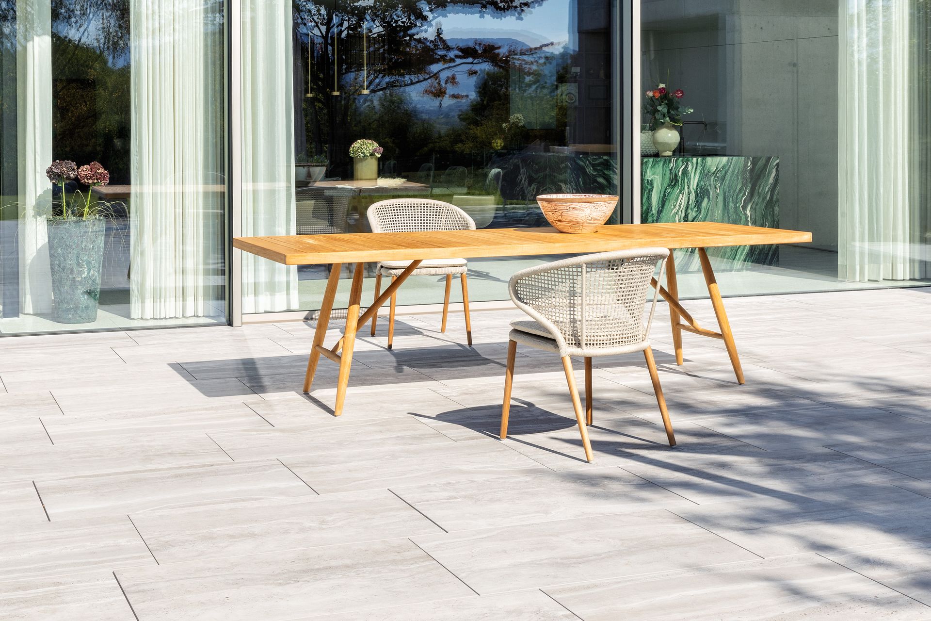 Beluga &amp; Faro Kollektion – Fischer Möbel Essgruppe aus Teakholz und wetterfestem Geflecht für luxuriöses Outdoor-Wohnen.