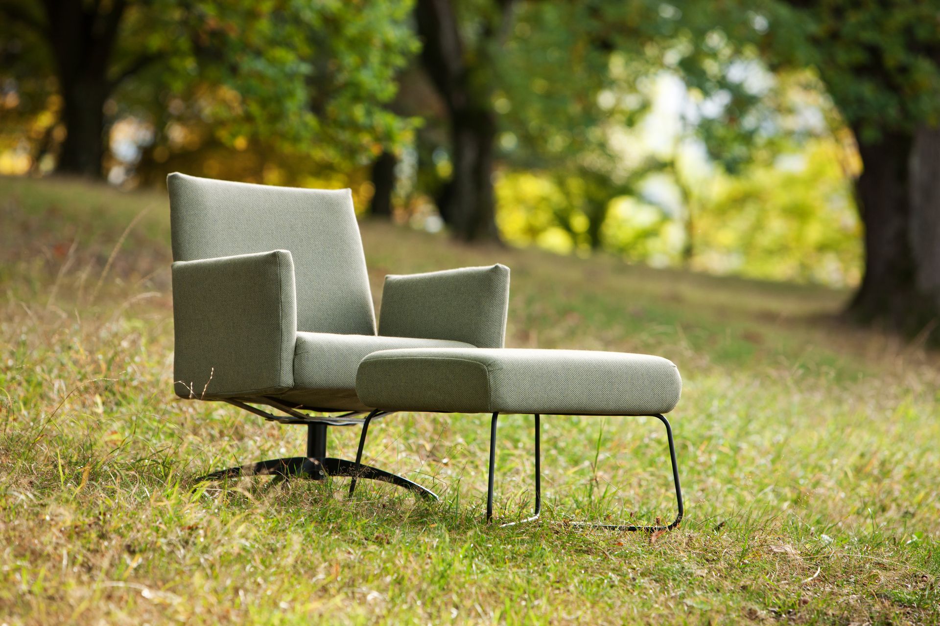 Kalos Lounge Sessel mit Drehgestell &amp; Hocker – Fischer Möbel Design-Solitär für gehobenes Outdoor-Living.