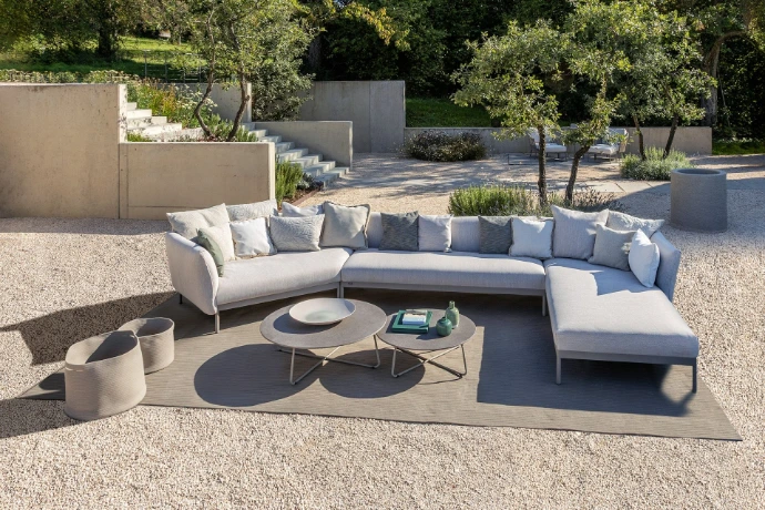 Premium Gartenmöbel Lounge von Fischer Möbel mit großem Outdoor Sofa und Beistelltischen auf moderner Terrasse