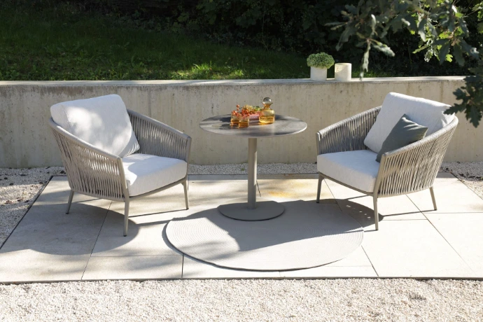 Elegante Outdoor Lounge mit zwei Design Sesseln und rundem Gartentisch von Fischer Möbel auf moderner Terrasse