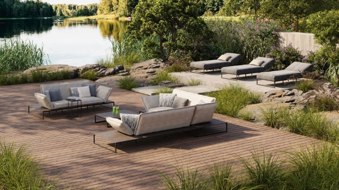 Exklusive Outdoor Lounge und Sonnenliegen von Fischer Möbel auf Holzterrasse am Seeufer