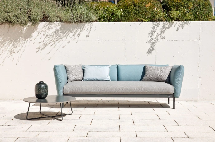 Modernes Outdoor Sofa von Fischer Möbel mit weichen Polstern und Beistelltisch auf minimalistischer Terrasse