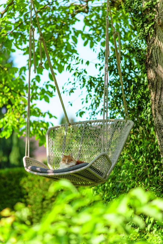 Hängesessel von Fischer Möbel in einem Baum im Garten mit Katze auf dem Sitzkissen